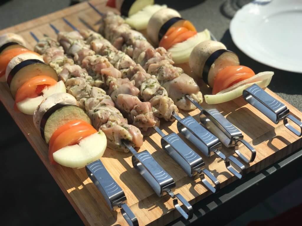 Mariniertes Hähnchenoberschenkelfleisch auf Schaschlik Spieß
