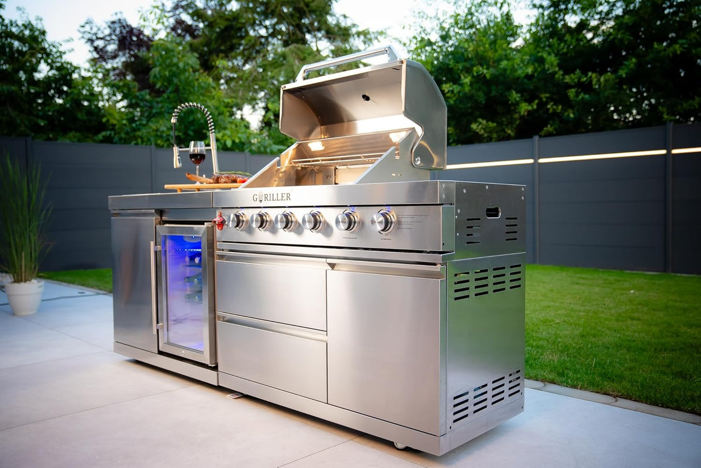 🔥 GORILLER® SG213 Outdoorküche aus Edelstahl | Premium BBQ-Küche mit Gasgrill, Rotisserie, Seitenkocher, Kühlschrank, Spüle & Regenhaube – alles in einem!